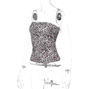 Détail du haut bandeau léopard avec coupe ajustée et motif animalier chic