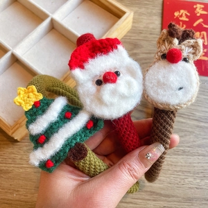 Trois chouchous de Noël faits main au crochet avec Père Noël, renne et sapin vert