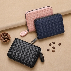 Porte-cartes en cuir tressé à grande capacité en noir, bleu et rose élégant