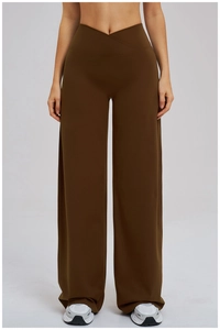 Détail de la taille croisée en V et du tissu élastique sur le pantalon de sport large