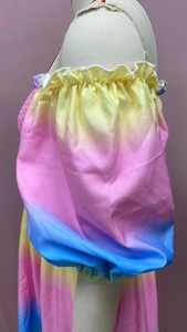 Detailansicht eines schulterfreien Regenbogen-Kleides mit gerafften Puffärmeln