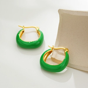 Dettaglio degli orecchini a U in oro 18K con smalto verde lucido su uno sfondo bianco