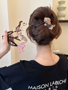 Détail de pinces à cheveux en acrylique aux motifs mignons de chiens et de chats