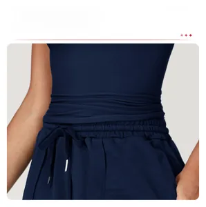 Détail du débardeur sport bleu marine montrant le contrôle du ventre et le tissu de compression