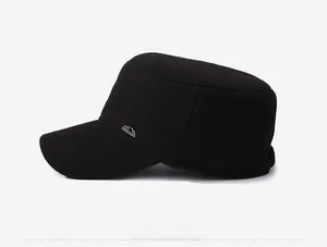 Seitenansicht der schwarzen Herren-Winter-Militärmütze mit Logo aus Wollmischgewebe