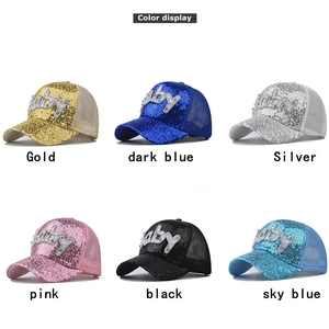 Vue détaillée des casquettes filet à paillettes avec lettrage Baby en six tons variés