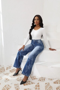 Détail du jean bleu taille haute avec motif papillon et coupe large pour femmes