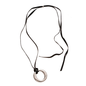 Collana minimalista in pelle nera con ciondolo a cerchio in metallo argento lucido da donna
