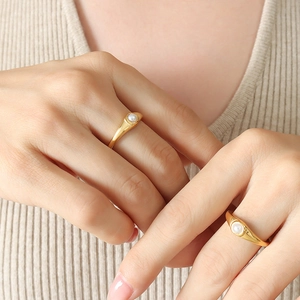 Anello Minimalista In Acciaio Al Titanio Placcato Oro Geometrico Con Sfera Di Vetro Nera O Bianca Gioielli Per Donna