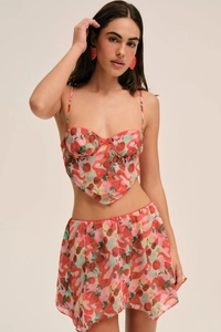 Dettaglio del set estivo in chiffon con stampa a fragole composto da crop top e gonna