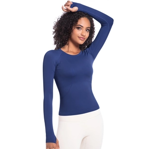 Dettaglio della maglia sportiva blu navy a maniche lunghe con fori per il pollice e tessuto