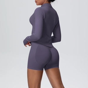 Vue latérale de l'ensemble de yoga violet avec haut zippé manches longues et short galbant