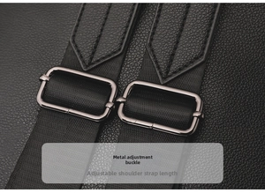 Detail der verstellbaren Metallschnalle und des Webgurts am schwarzen Lederrucksack