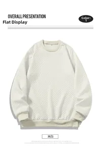 Detail eines cremeweißen Sweatshirts mit Rautensteppung und Rippstrickbündchen