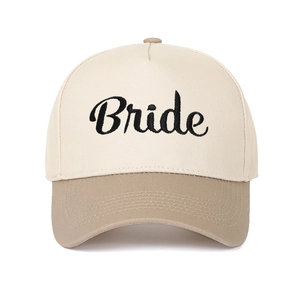 Dettaglio del ricamo Bride su un cappellino trucker bicolore a cinque pannelli in cotone