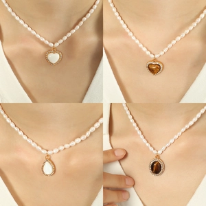 Collana vintage francese di perle d'acqua dolce con ciondoli a cuore e a goccia