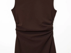 Detail des eleganten gerafften Taillendesigns an diesem dunkelbraunen ärmellosen Kleid