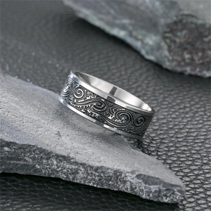 Bague large rétro en acier titane pour homme avec texture tourbillon sur pierre grise