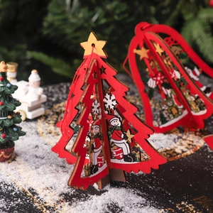 Pendentif sapin de Noël en bois rouge avec motif bonhomme de neige et clochettes