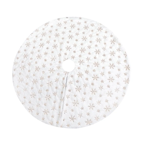 Détail de la jupe de sapin de Noël en peluche blanche avec flocons de neige dorés pailletés
