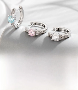 Vue détaillée d'anneaux de cartilage 10mm en cuivre avec zircons ronds bleus et roses