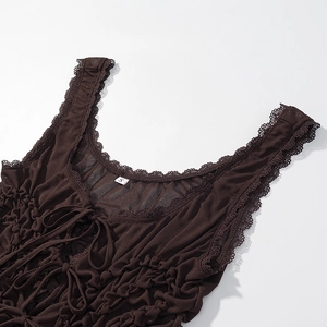 Détail du haut froncé marron chocolat avec bordure en dentelle et étiquette taille S