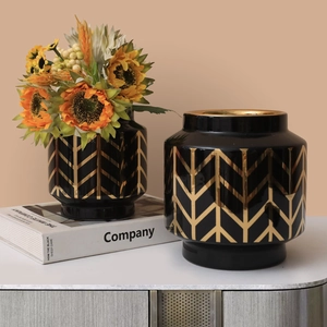 Vaso moderno in ceramica nera con motivo chevron dorato e decorazione girasoli