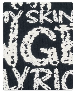 Nahaufnahme des Siebdrucks auf einem übergroßen schwarzen langärmligen Baumwoll-T-Shirt