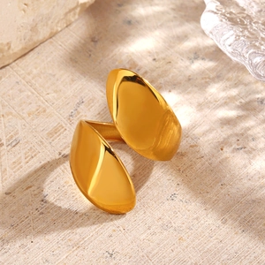 Grosse bague goutte d'eau dorée polie avec un design géométrique croisé moderne