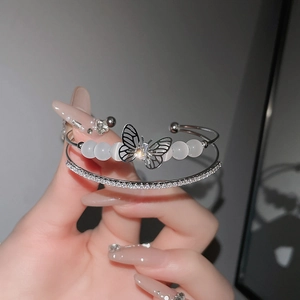 Detailansicht zweilagiges Silberarmband mit Katzenaugenperlen und hohlem Schmetterling