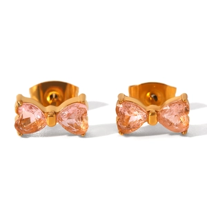 Dettaglio orecchini a fiocco placcati in oro 18K con pietre di zircone rosa traslucido