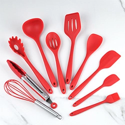 Set da 10 pezzi di utensili da cucina in silicone rosso su marmo bianco