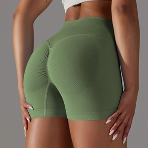 Dettaglio dei pantaloncini da yoga verdi senza cuciture con vita alta e texture push-up