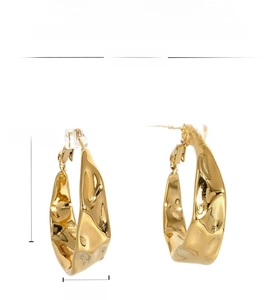 Detail view of 316 stainless steel C-shape earrings showing size dimensions 32mm and 9mm