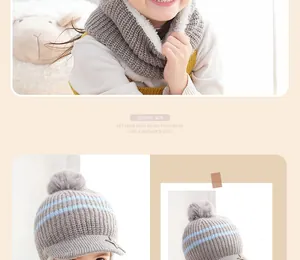 Nahaufnahme von Baby Winter-Strickmütze und Schal Set mit warmem Fleece und Bommel