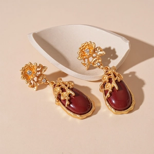 Boucles d'oreilles fleur vintage dorées avec gouttes de résine rouge et strass brillants