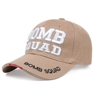 Détail rapproché de la casquette tactique kaki avec broderie 3D et étiquettes de marque