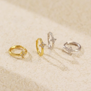 Minimalist s925 silver clover hoop earrings with rhinestones in gold and silver finish
