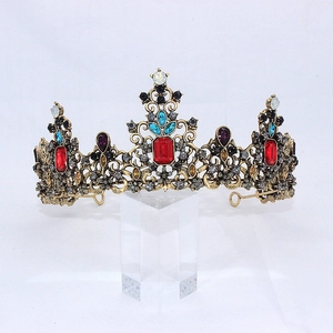 Détails de couronne vintage dorée sertie de cristaux colorés et motifs en bronze ciselé
