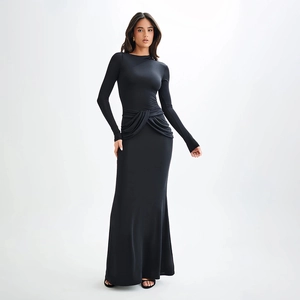 Détail de robe longue noire élégante avec taille froncée et manches longues ajustées