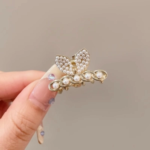 Eleganter goldener Schmetterling-Haarclip mit weißen Perlen für Damenfrisuren