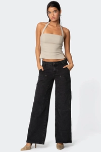 Vue complète du mannequin portant un haut licou beige et un jean cargo noir large