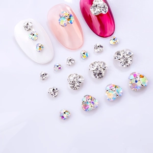 Vue macro de strass pour ongles en forme de fleur cristal en couleurs claires et AB pour DIY