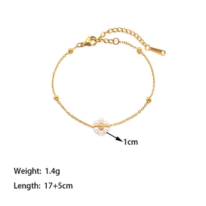 Detalle de pulsera de cadena dorada artesanal con flor de perlas y medidas del producto