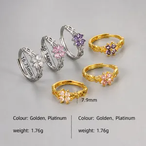 Detailopname van rankvormige ringen met kleurrijke zirkonia bloemblaadjes in macrostijl
