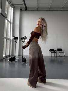 Jean large taille haute à dégradé avec un haut marron à manches longues dénudé