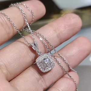 Edle Luxus Halskette mit quadratischem Halo-Anhänger und glänzendem Stein in Silber