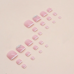 Unghie finte piedi French rosa e bianco con strass e perle per donne eleganti