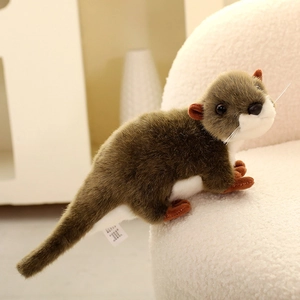 Adorabile peluche di lontra con baffi realistici e morbida pelliccia su sedia