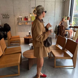 Trendiges Damen-Set mit khakifarbener Reißverschlussjacke und passenden A-Linien-Shorts